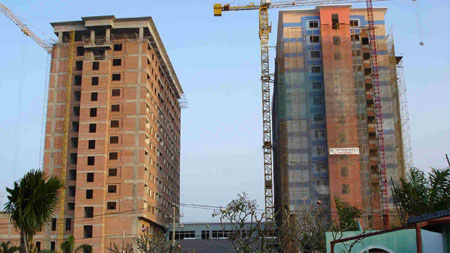 Khác hẳn với thời điểm tháng 6/2011, lần này có cơ sở rõ rệt hơn nhiều cho một chỉ thị về thị trường BĐS. Gần đây nhất, vào ngày 13/9/2011, Bộ Xây dựng đã hoàn tất tờ trình để Chính phủ ban hành chỉ thị về quản lý thị trường BĐS phát triển lành mạnh. Khá nhiều nội dung đã được Bộ Xây dựng nêu ra trong tờ trình này như